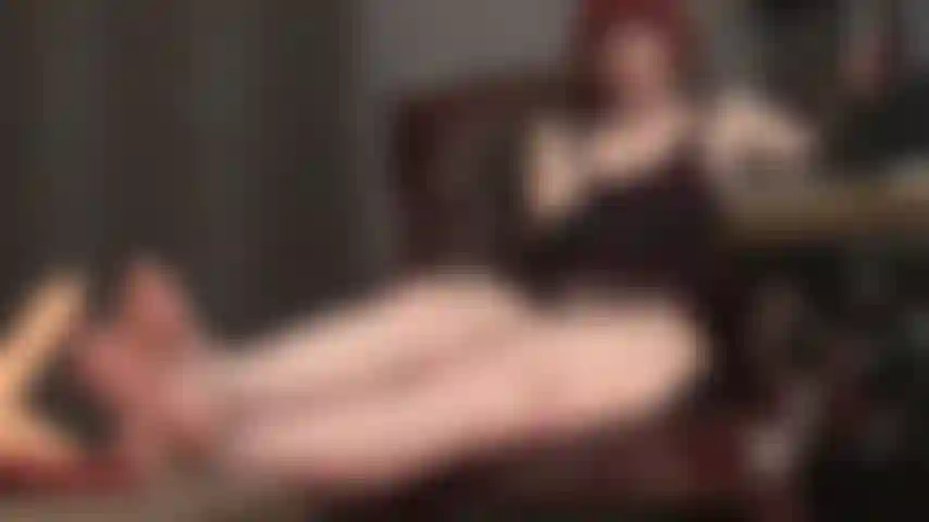 Fetiche por pés - dedos descalços e brincalhões em seu pau duro e pulsante...