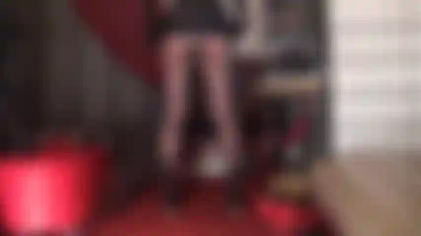 Calcinha luxuosa de cetim marrom e dourado estampada - sua deusa te deixou louco por essas calcinhas sedosas, provocantes com vistas por baixo da saia.