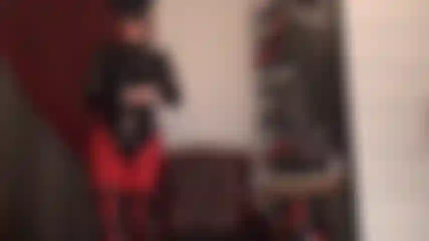 Uma amante cruel e fetichista com uma cinta preta enorme que lhe dá a surra que você merece com um pau grosso e marrom encharcado de cuspe na sua garganta.