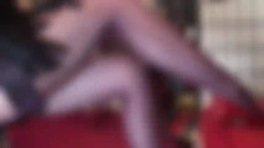 A senhora te deixa louco por suas pernas, bunda e pés em meias e meias roxas transparentes.