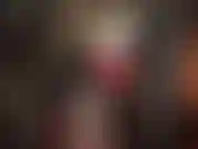 Roupa fetichista de borracha quente com máscara médica, meias e saia larga de látex sob a qual a amante tem um pau grande para te foder.