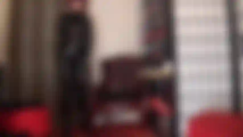 Fetichista de pvc - admiro as curvas brilhantes da amante vivian neste macacão de vinil preto com botas acima do joelho e luvas de couro.