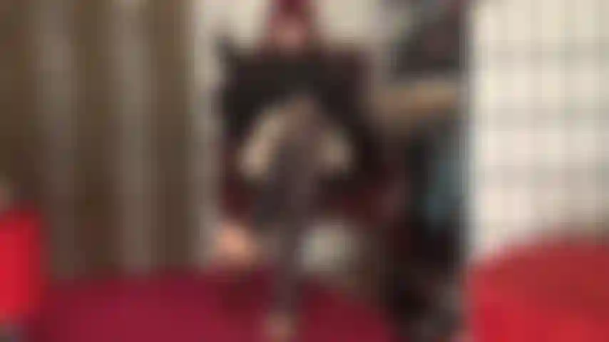 Chicote de montaria e adoração aos pés - a patroa esfrega os pés fedorentos em todo o seu rosto. Desafio você a mover a cabeça para trás e sentirá meu chicote!