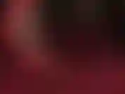 Provocando os pés com meia-calça escura e saltos vermelhos de tiras. Aprecio uma vista lateral dos arcos da amante vivian com saltos abertos, além de balançar e brincar com os sapatos.