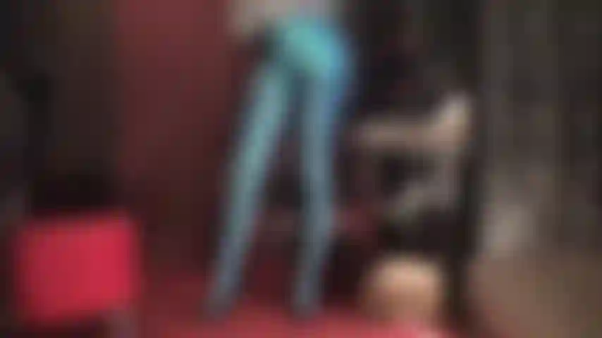 Que roupa fetichista incrível - olhe para essas pernas e bundas incrivelmente poderosas e brilhantes em shorts de cetim azul-água e meias-calças de elastano leohex azul-pavão.