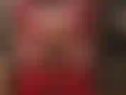 Adore minha bunda com essas calças vermelhas sensuais e extra justas e meia-calça por baixo - observe a amante provocar sua bunda redonda fabulosa com luvas vermelhas.