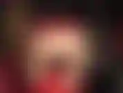 Adoro bunda de meia-calça sexy - a amante provoca com sua linda bunda em um vestido vermelho justo e meia-calça brilhante por baixo.