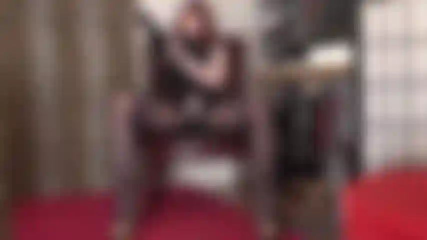 A senhora vivian acaricia seu grande pau com meias de náilon sedosas em seus braços, convidando você a acariciar junto com o náilon em suas mãos também.