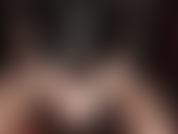 Sexo violento, sexo com strapon - inclino-me para o grande strapon da minha amante e bebo a saliva que escorre dos meus lábios de batom preto.