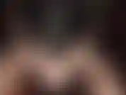 Sexo violento, sexo com strapon - inclino-me para o grande strapon da minha amante e bebo a saliva que escorre dos meus lábios de batom preto.