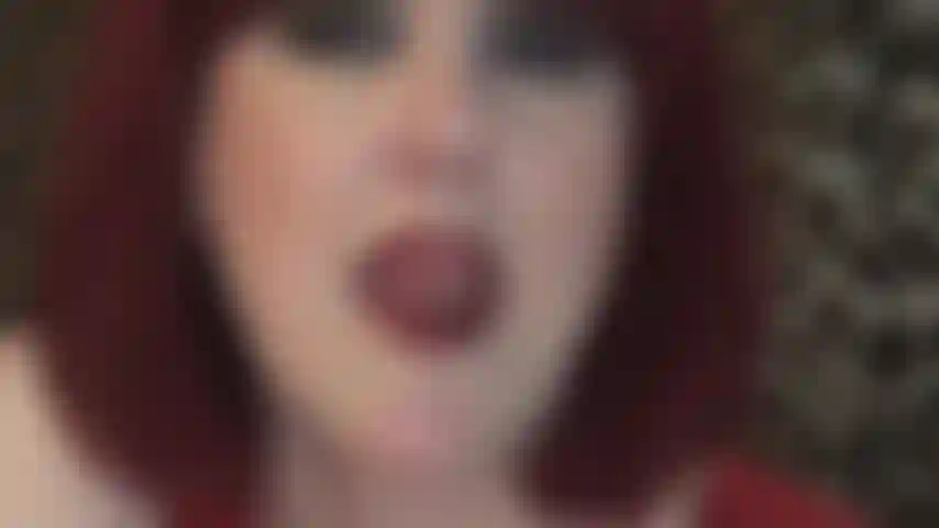 Batom vermelho escuro e provocador na boca e na língua.