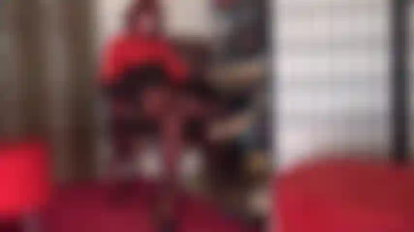 Adoro pernas com meias vermelhas, dominação com strapon.