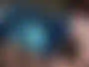 Vestido azul justo de látex.