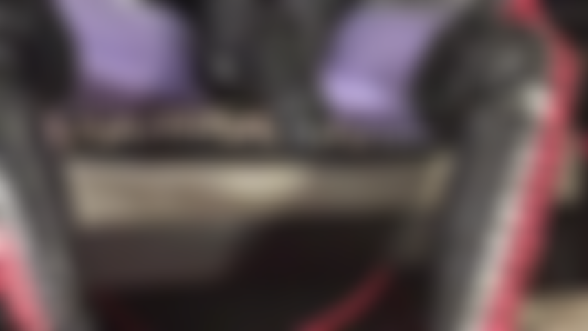 Encharco grandes paus negros na sua garganta - deitada de costas com os olhos bem abertos e a língua estendida, você implora para satisfazer cada centímetro desses paus enormes, sejam eles brancos ou pretos.