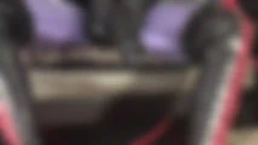 Encharco grandes paus negros na sua garganta - deitada de costas com os olhos bem abertos e a língua estendida, você implora para satisfazer cada centímetro desses paus enormes, sejam eles brancos ou pretos.