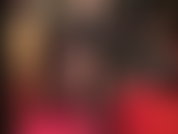 Aproveite esta provocação sensual em nylon preto transparente com saia curta de couro, jaqueta, luvas e scarpins. Adoro bunda, sentada de cara de meia-calça.