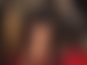 Fetichista por pés e dominadora de strapon - aproveite meus pés descalços, macios e perfeitos enquanto acaricio um dos meus grandes paus brancos de borracha.