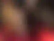 Admiro as pernas longas e finas da sua deusa de náilon em meia-calça listrada nude bem transparente.