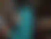 Calças de cetim azul e saltos plataforma extremamente altos - a patroa sacode os longos 25 centímetros de salto cromado com luvas pretas brilhantes e deixa você adorar sua bunda sexy com esses jeans brilhantes.