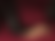 Que pisoteia um vibrador macio e macio com botas pretas de verniz.