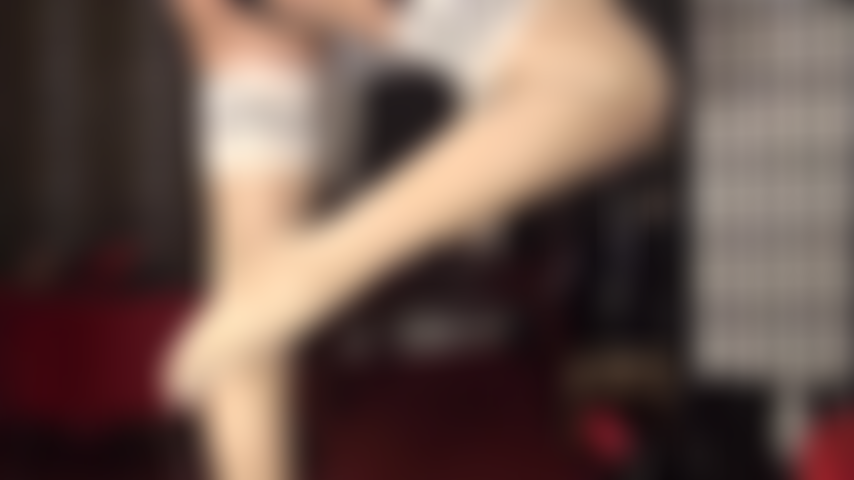 Camadas de náilon brilhantes deixam a maricas com tesão por pau - veja a patroa adicionar meias brilhantes extras, meia-calça e um pau preto para você agradar.