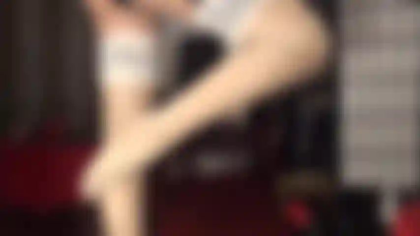 Camadas de náilon brilhantes deixam a maricas com tesão por pau - veja a patroa adicionar meias brilhantes extras, meia-calça e um pau preto para você agradar.