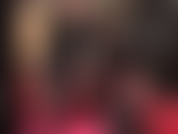 Uma prostituta que adora pau de pvc - a patroa veste seu macacão de vinil preto brilhante e botas, acariciando seu pau para sua boca faminta por porra.