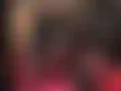 Uma prostituta que adora pau de pvc - a patroa veste seu macacão de vinil preto brilhante e botas, acariciando seu pau para sua boca faminta por porra.