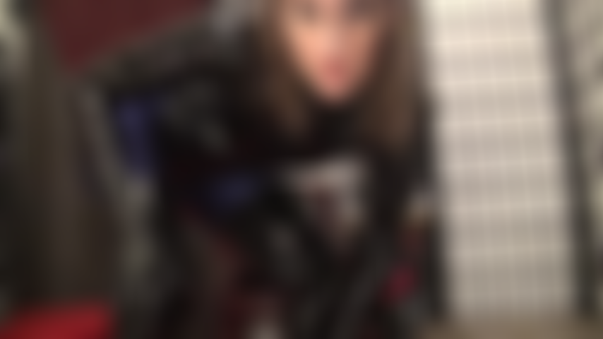 A mistress está preenchendo todos os seus requisitos de fetiche com esta roupa de meia-calça de lycra azul escura sob um corpo de pvc preto e botas de cano alto.