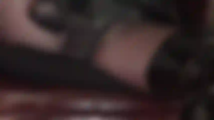 Adoro os paus negros da minha amante — desde o seu menor strapon preto de 20 cm até o tremendo trevor, com uns incríveis 23 cm de circunferência e um pau de 35 cm de comprimento. Esses paus vão te rasgar em pedaços.