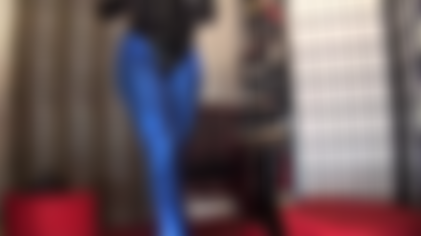 Uso leggings azuis metálicas brilhantes e um body fio dental preto brilhante de pvc - uma roupa justa e excitante para adorar o corpo da minha amante.