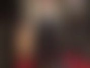 A senhora aperta sua boceta safada com seu enorme pau preto de cavalo.