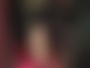 A senhora vivian está deslumbrante com uma blusa de cetim preto com babados, provocando com seu chicote de montaria e luvas de couro. Você adoraria sentir este chicote.