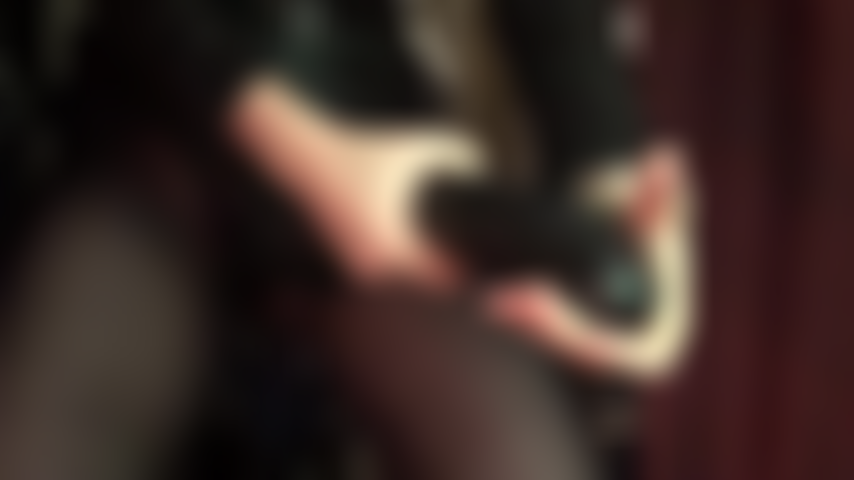 A senhora tira sua enorme cinta-liga preta por trás, provocando com sua incrível bunda de meia-calça.