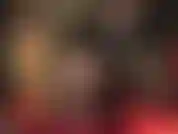 Sedução de pernas sensuais - meia-calça listrada nude, vestido curto de vinil, luvas de couro e mules.