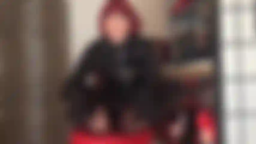 Adoração aos pés com meias vintage costuradas - a amante usa leggings pretas para que você possa se concentrar totalmente nos maravilhosos pés de náilon.