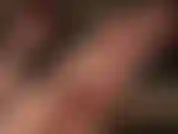 Os pés descalços perfeitos da senhora balançando lentamente em seu rosto, enquanto eu acaricio seu pau com as mãos nuas.