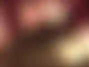 Não se deixe enganar por estas luvas de cetim macio. A senhora vai enrolá-las firmemente em volta do seu pescoço, olhando fundo nos seus olhos, apertando cada vez mais forte... Até você ficar sem fôlego...