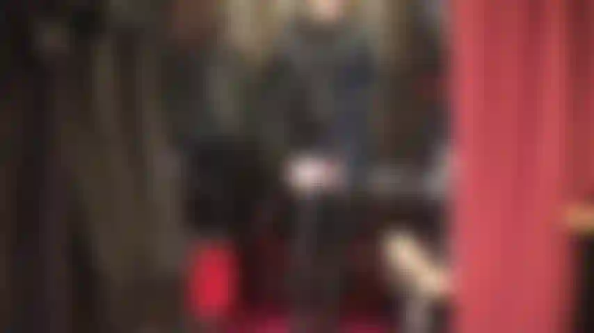 Uma deusa vestida totalmente em couro preto.