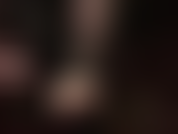 A senhora rasga sua meia-calça preta para revelar seus saborosos dedos dos pés descalços.