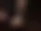 A senhora rasga sua meia-calça preta para revelar seus saborosos dedos dos pés descalços.