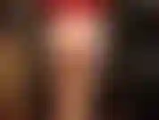 Com fetiche por cetim - você adora a textura sedosa e o brilho deslumbrante do cetim. A amante do wow usa calcinha vermelha de costas largas e blusa vermelha combinando, depois usa meias-calças brilhantes e cintas vintage.