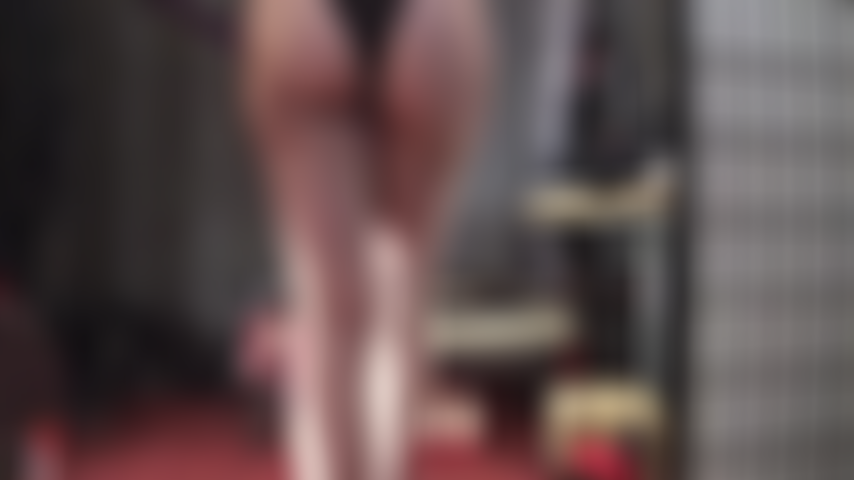 Bonita de roxo, com meias de renda de seda e calcinha de renda.