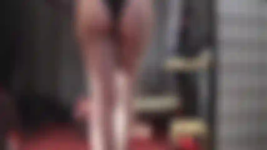 Bonita de roxo, com meias de renda de seda e calcinha de renda.