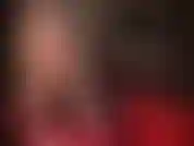 Bunda nua, pés descalços, cinta-liga.