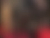 Luvas fetichistas de vinil pvc brilhante, acariciando e lambendo saltos plataforma extremos prateados de 10 polegadas.