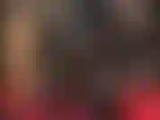 Luvas fetichistas de vinil pvc brilhante, acariciando e lambendo saltos plataforma extremos prateados de 10 polegadas.