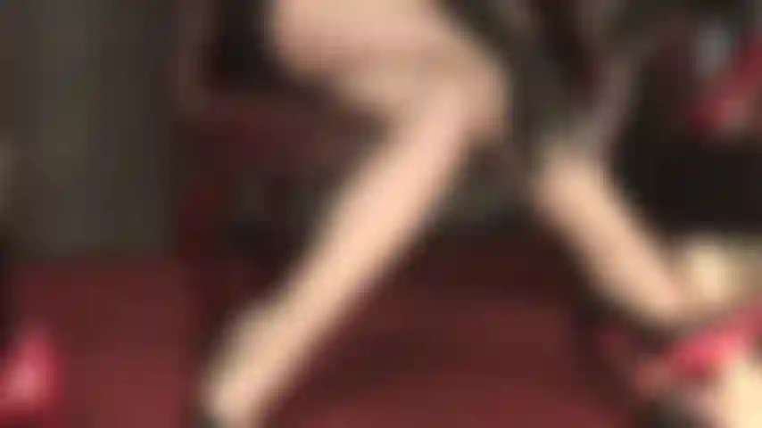 A senhora vivian tem controle total sobre seu pau - seus sapatos de salto agulha de sola vermelha, pernas e pés envoltos em meia-calça brilhante têm o poder de te deixar seco.