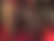 Uma cinta-liga preta enorme envolta em meia de náilon - a amante vai te encher com 43 centímetros de pau coberto de náilon.