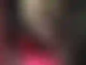 Provocação sensual com meias por cima da meia-calça, salto alto brilhante e uma minissaia de látex, espartilho de couro e peruca loira. Provocação sensual com as pernas, adoração de bunda, pernas cruzadas...